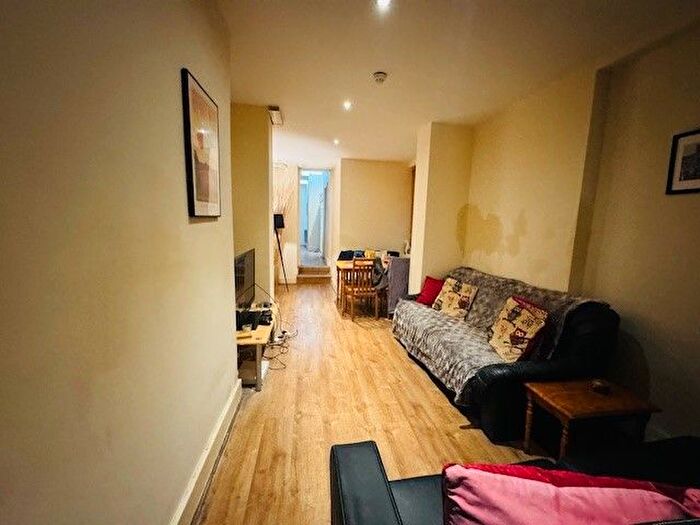 2 Bedroom Flat To Rent In D, Mile End Road, London, E1