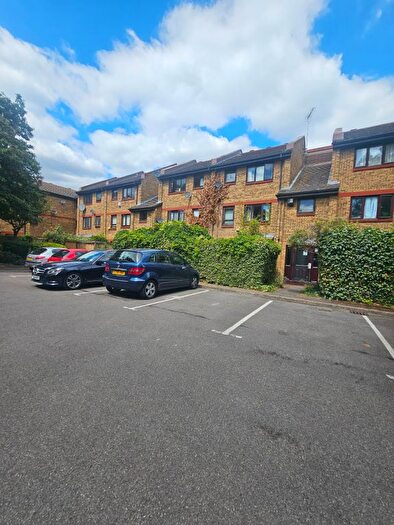 3 Bedroom Flat To Rent In Bakers Hill, London, E5