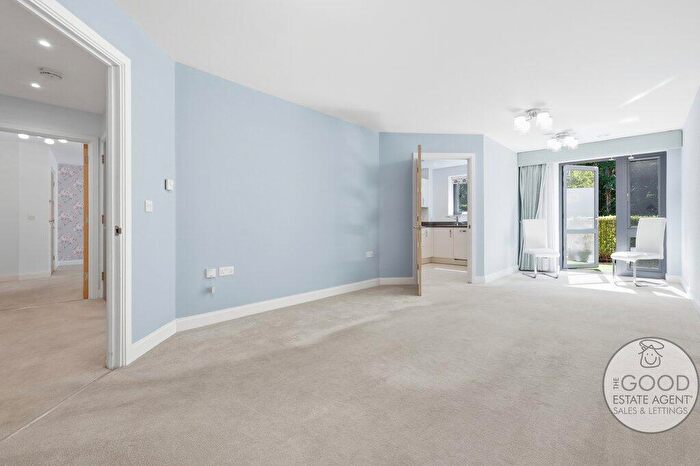 2 Bedroom Apartment For Sale In Poets Place, Loughton, IG10