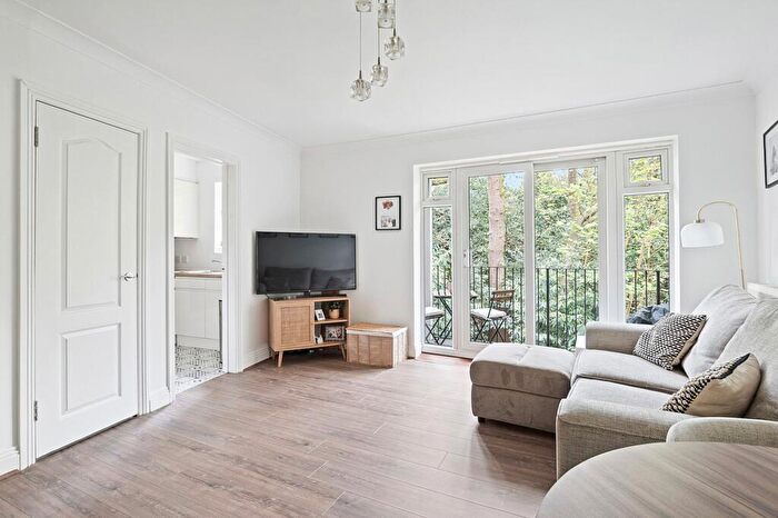 2 Bedroom Flat For Sale In The Topiary, Poole, BH14