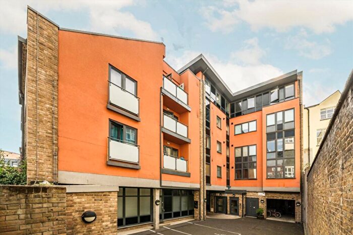 2 Bedroom Flat To Rent In Shacklewell Lane, Hackney, E8