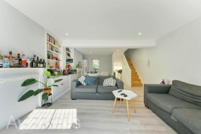4 Bedroom Property To Rent In Sidney Road, London, SW9