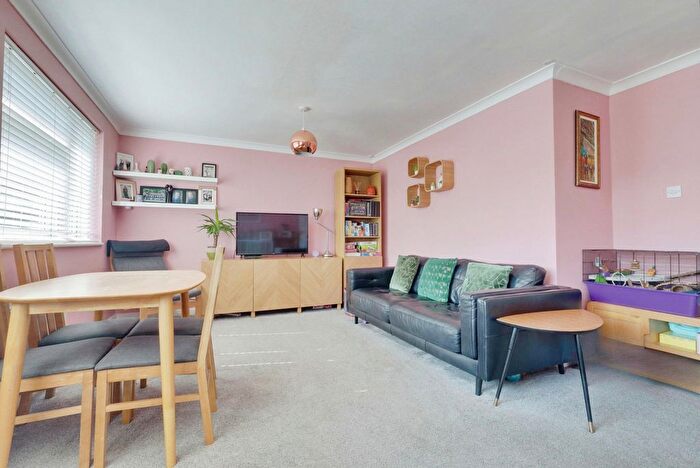 2 Bedroom Flat For Sale In Cavendish Gardens, Westcliff-On-Sea, SS0