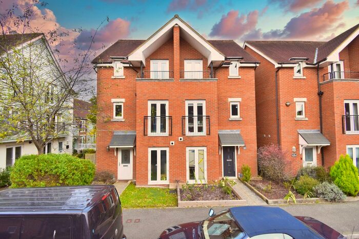 4 Bedroom Semi-Detached House To Rent In The Moors, Redhill RH1