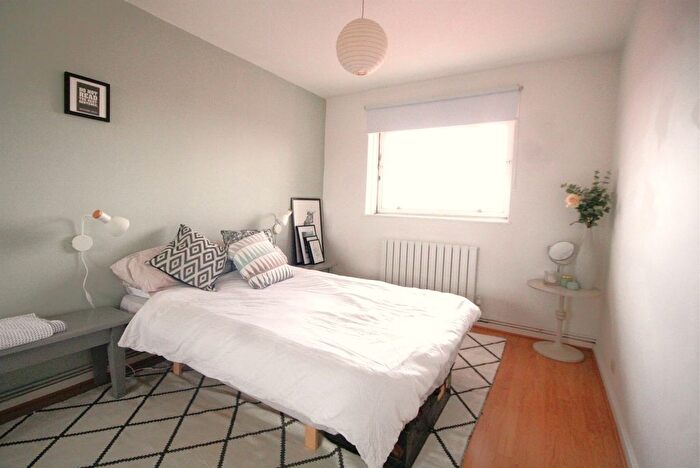 1 Bedroom Flat To Rent In Solon New Road Estate, London, SW4