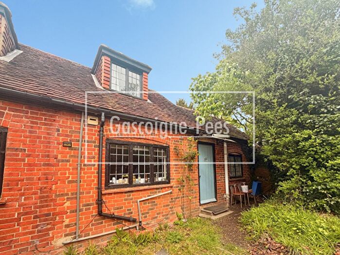 3 Bedroom Cottage To Rent In Woking Road, Guildford, GU4