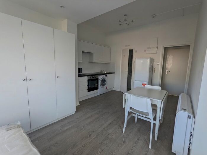 Studio To Rent In 26 Woodside Road, Wood Green N22