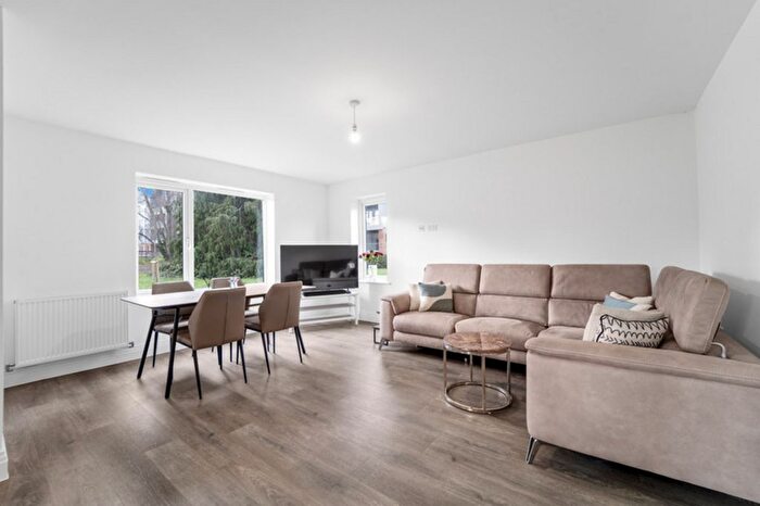 2 Bedroom Flat To Rent In Garrett Crescent, Chertsey, KT16