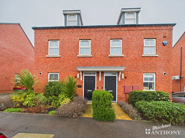 3 Bedroom Town House For Sale In Ramsay Drive, Leighton Buzzard, Bedfordshire, LU7