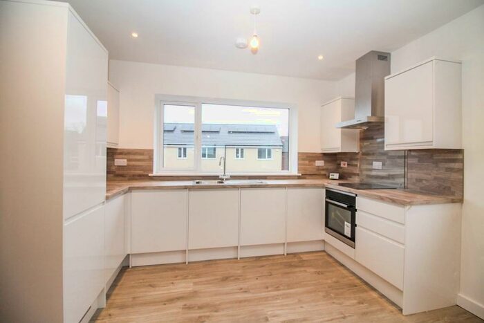 2 Bedroom Apartment To Rent In Scott Chase, Leeds, LS12