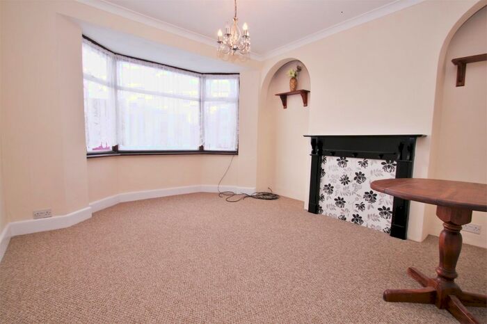 1 Bedroom Flat To Rent In Granville Road, Uxbridge, Middlesex, UB10
