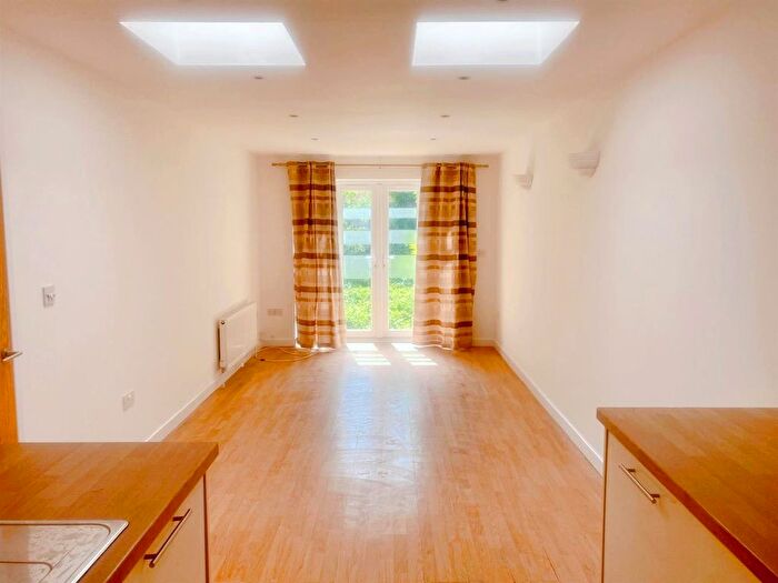 1 Bedroom Flat To Rent In Kingston Road, Teddington, TW11