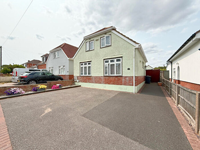 3 Bedroom Detached House For Sale In Howeth Road, Bournemouth, BH10