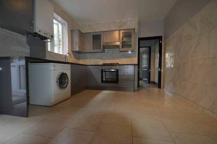 2 Bedroom Flat To Rent In Roxwell Road, London, W12
