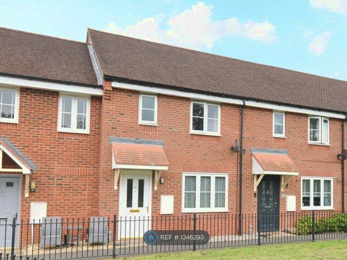 3 Bedroom Terraced House To Rent In Pexalls Close, Hook, RG27