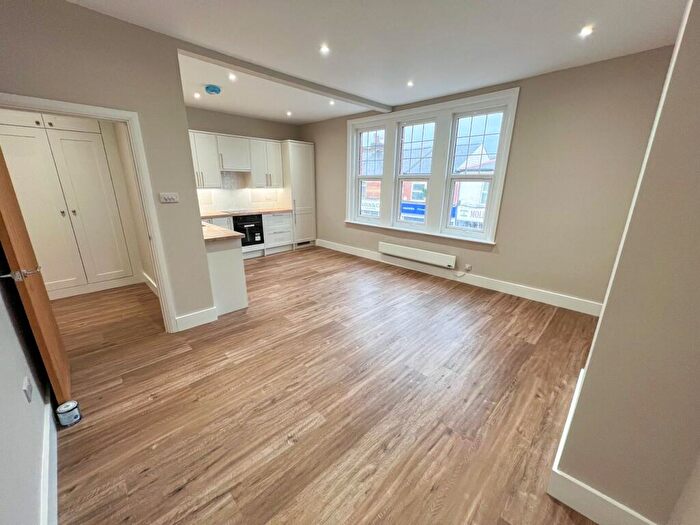 2 Bedroom Apartment For Sale In Walton Road, East Molesey, KT8