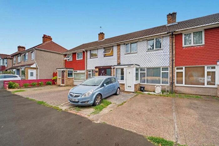 3 Bedroom Detached House For Sale In Hanworth Road, Whitton, Hounslow, TW4
