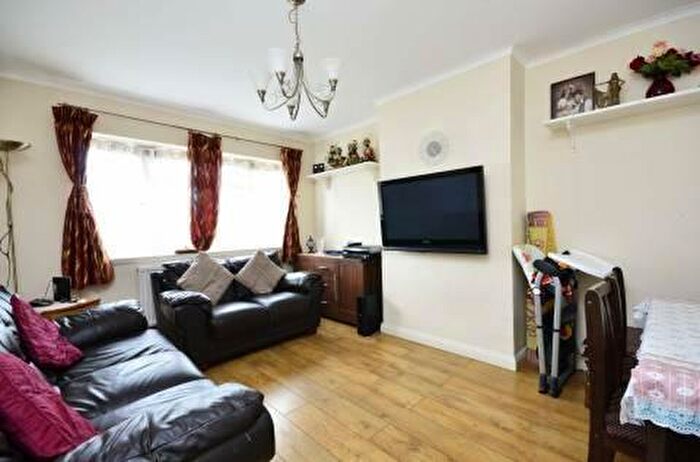 2 Bedroom Apartment To Rent In Milespit Hill, Mill Hill, NW7