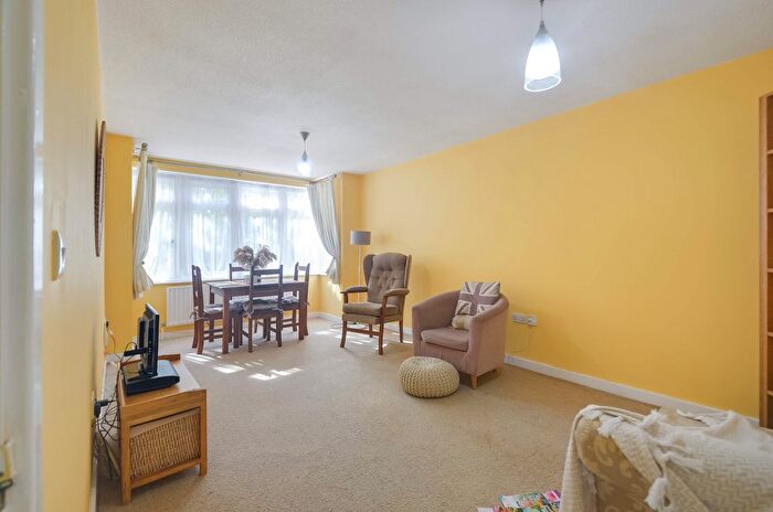 2 Bedroom Flat For Sale In Staines Road, Hounslow, TW4
