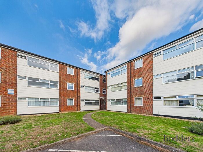 1 Bedroom Flat To Rent In New Court, Addlestone, Surrey, KT15