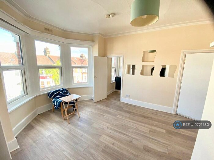 Studio To Rent In Wightman Road, London, N4