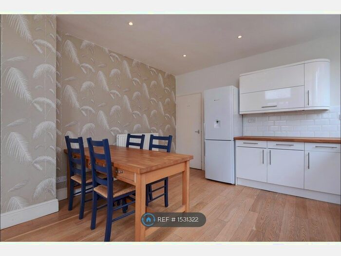 2 Bedroom Flat To Rent In Landor Road, Clapham, London, SW9