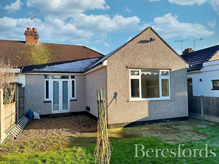 3 Bedroom Bungalow For Sale In Alma Avenue, Hornchurch, RM12