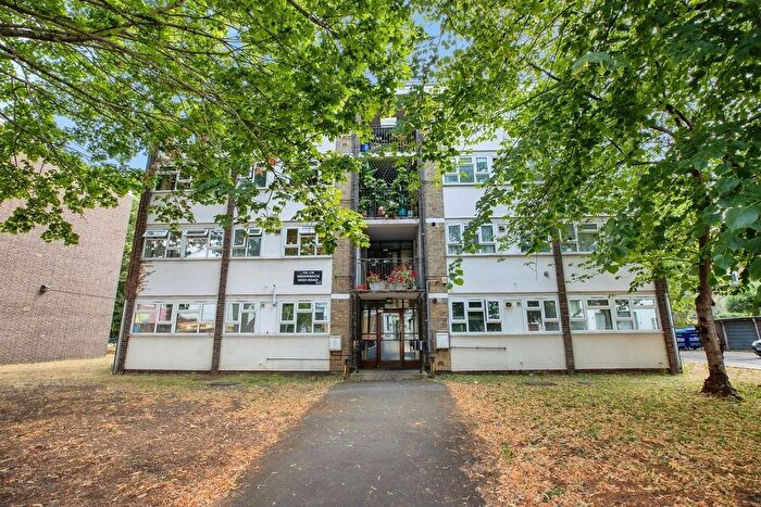 2 Bedroom Flat For Sale In Greenwich High Road, London, SE10