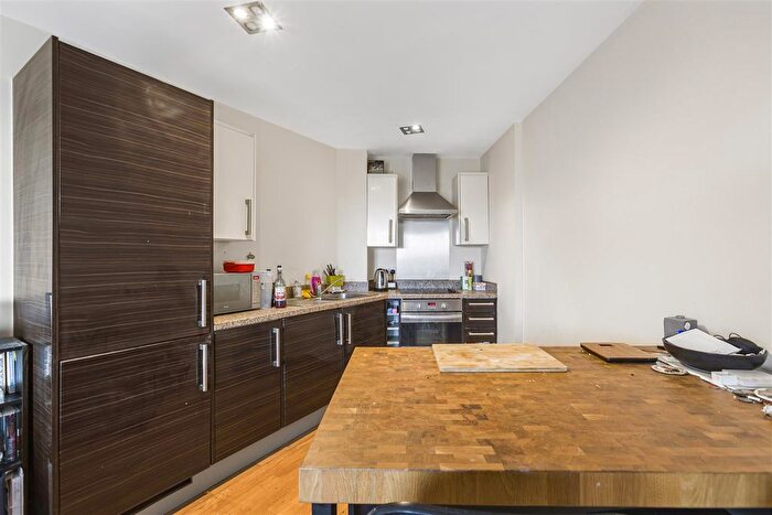 2 Bedroom Flat For Sale In Elder Court, Mead Lane, Hertford, SG13
