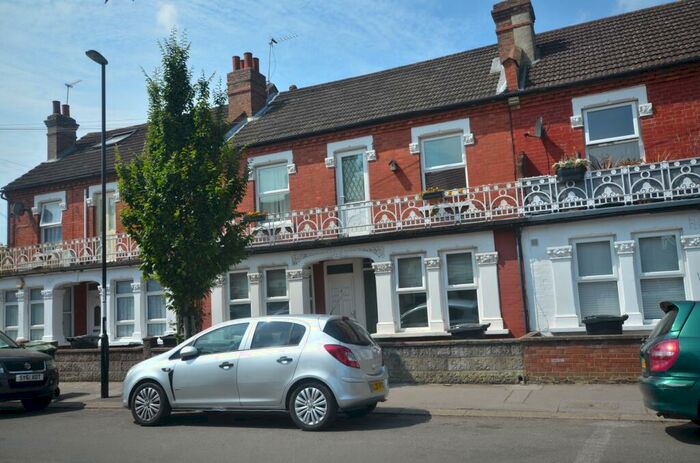 2 Bedroom End Of Terrace House To Rent In Ingatestone Road, South Norwood, London, SE25