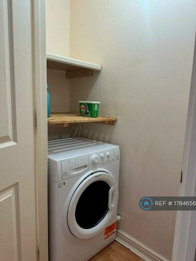 2 Bedroom Flat To Rent In Cranmer Court, Upminster, RM14