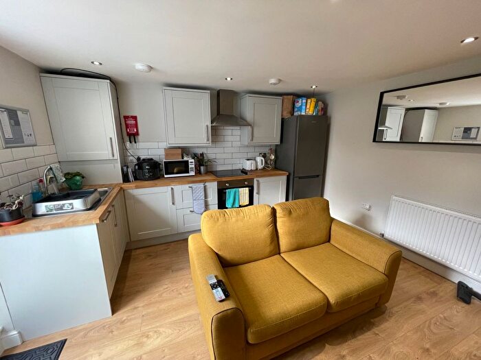 2 Bedroom Flat To Rent In Burley Road, Leeds, West Yorkshire, LS3