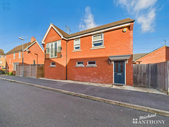 2 Bedroom Coach House For Sale In Upende, Aylesbury, Buckinghamshire, HP18