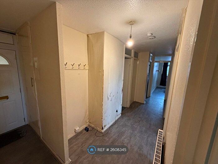 3 Bedroom Flat To Rent In Vicarage Road, Dagenham, RM10
