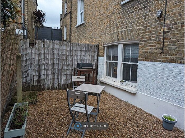 2 Bedroom Flat To Rent In Heyford Terrace, London, SW8