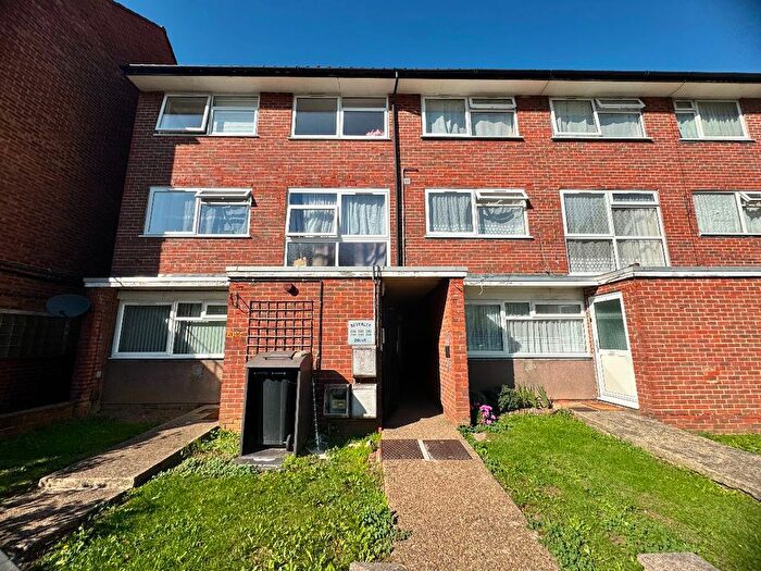 3 Bedroom Flat For Sale In Beverley Drive, Edgware, HA8