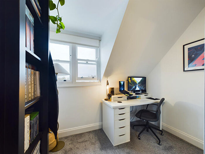 2 Bedroom Flat To Rent In A Manor Grove, Beckenham, Kent, BR3