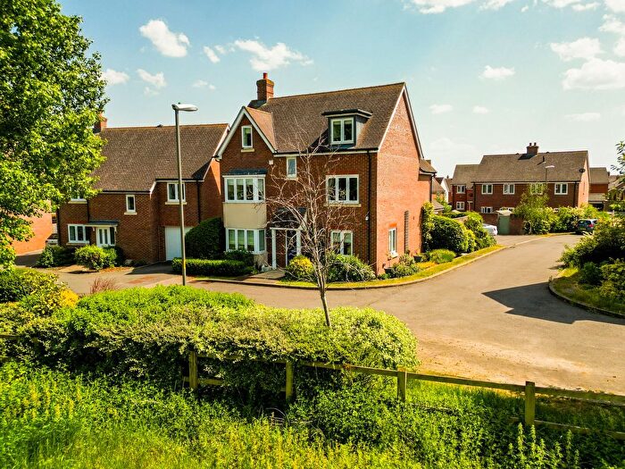 5 Bedroom Detached House For Sale In Jupiter Close, Aylesbury, HP18