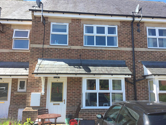 3 Bedroom Semi-Detached House To Rent In Farnham Close, Headingley, LS16