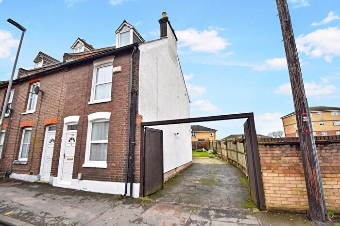 3 Bedroom End Of Terrace House For Sale In Old Bedford Road, Luton, Bedfordshire, LU2
