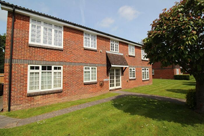 2 Bedroom Flat To Rent In Abbotsbury Court, Horsham, RH13