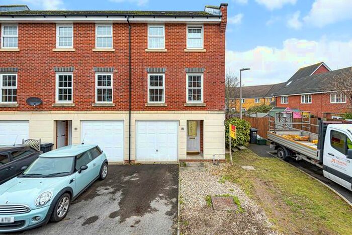 3 Bedroom End Of Terrace House For Sale In Newbury, Berkshire, RG14