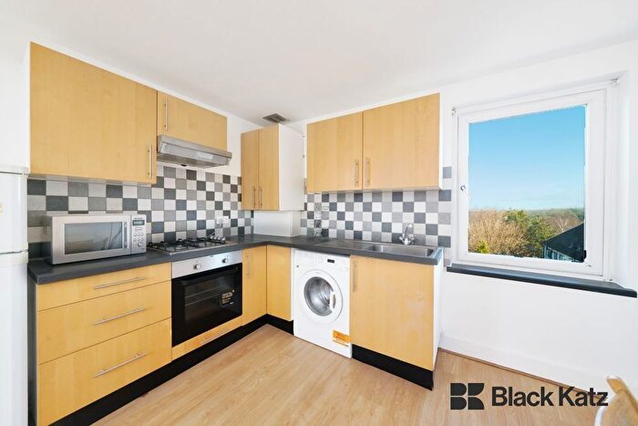 1 Bedroom Flat To Rent In Ashurst Gardens, Tulse Hill, London, SW2