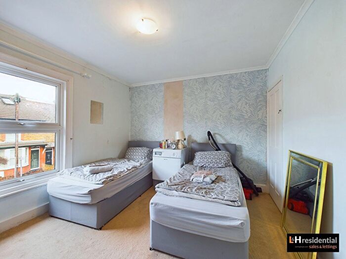 3 Bedroom Terraced House For Sale In Malden Road, Borehamwood, WD6