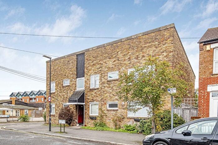 2 Bedroom Flat To Rent In Leyton Road, London, SW19