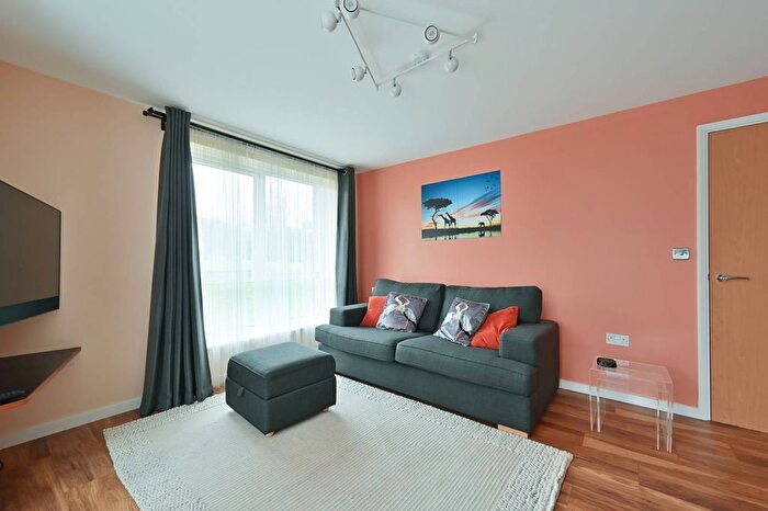 2 Bedroom Flat To Rent In Franklin Avenue, Watford, WD18