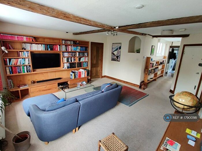 2 Bedroom Flat To Rent In Highgate Hill, London, N6