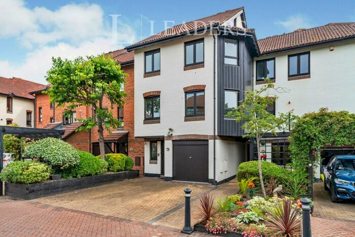 4 Bedroom Town House To Rent In Cadland Court, Ocean Village, SO14