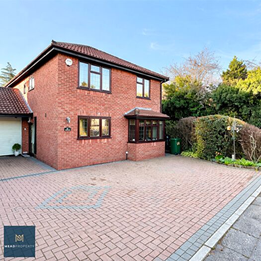 4 Bedroom Link Detached House For Sale In Holyport, Maidenhead, Berkshire, SL6