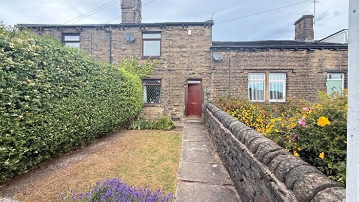 2 Bedroom Cottage For Sale In Starting Post, Idle Moor, Bradford, BD10